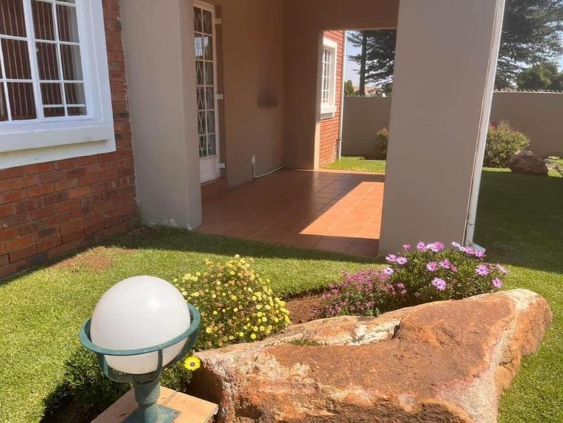 To Let 2 Bedroom Property for Rent in Farrarmere Gauteng