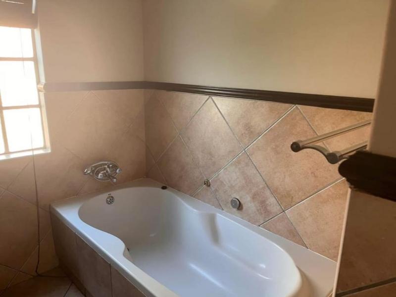 To Let 2 Bedroom Property for Rent in Farrarmere Gauteng