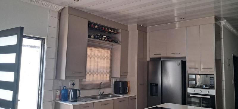 5 Bedroom Property for Sale in Meadowlands Gauteng
