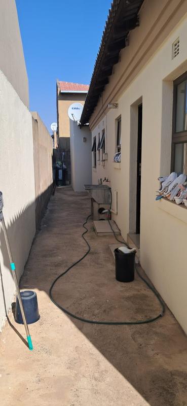 5 Bedroom Property for Sale in Meadowlands Gauteng