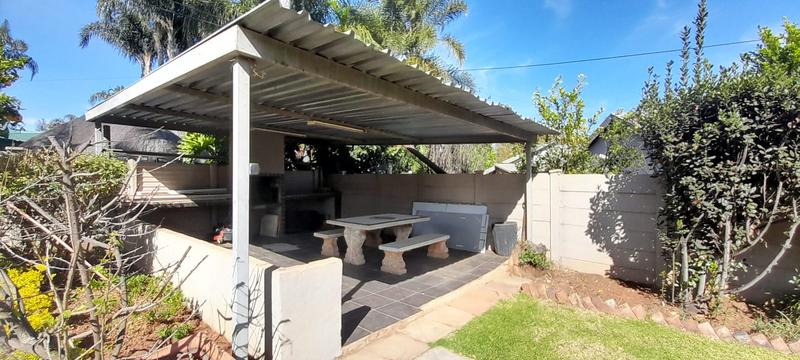 6 Bedroom Property for Sale in Rooihuiskraal Gauteng