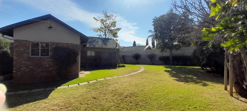 6 Bedroom Property for Sale in Rooihuiskraal Gauteng