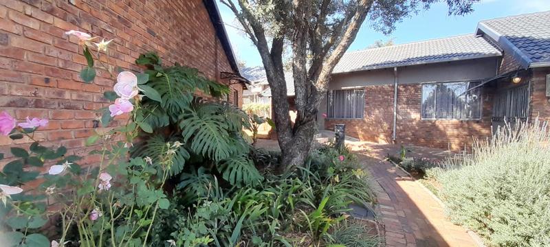 6 Bedroom Property for Sale in Rooihuiskraal Gauteng