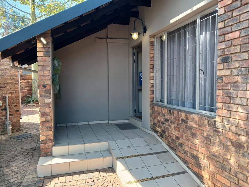 6 Bedroom Property for Sale in Rooihuiskraal Gauteng