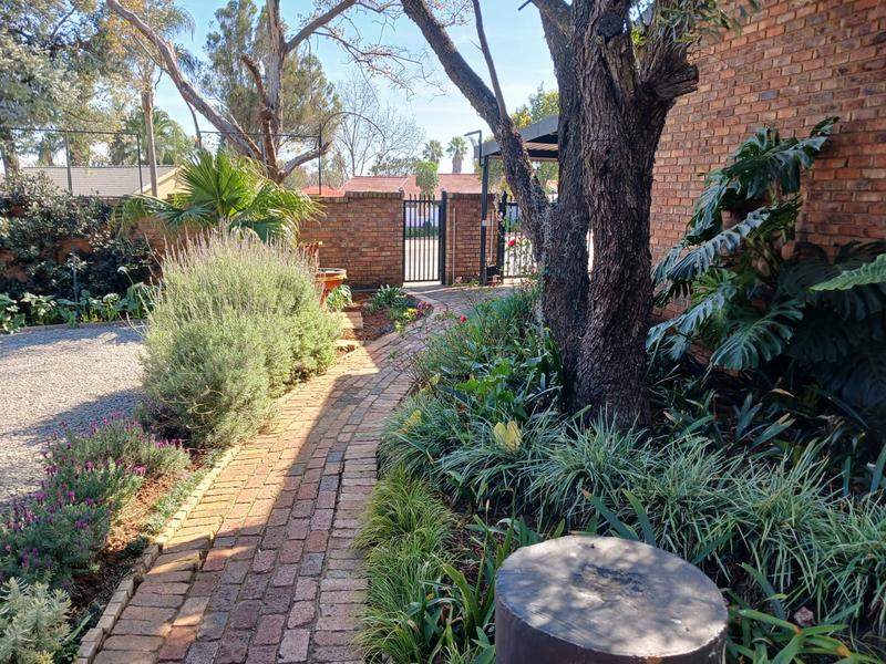 6 Bedroom Property for Sale in Rooihuiskraal Gauteng