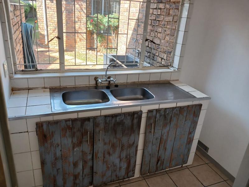 6 Bedroom Property for Sale in Rooihuiskraal Gauteng