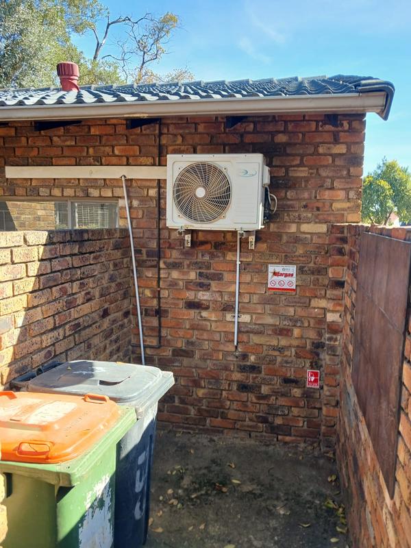 6 Bedroom Property for Sale in Rooihuiskraal Gauteng