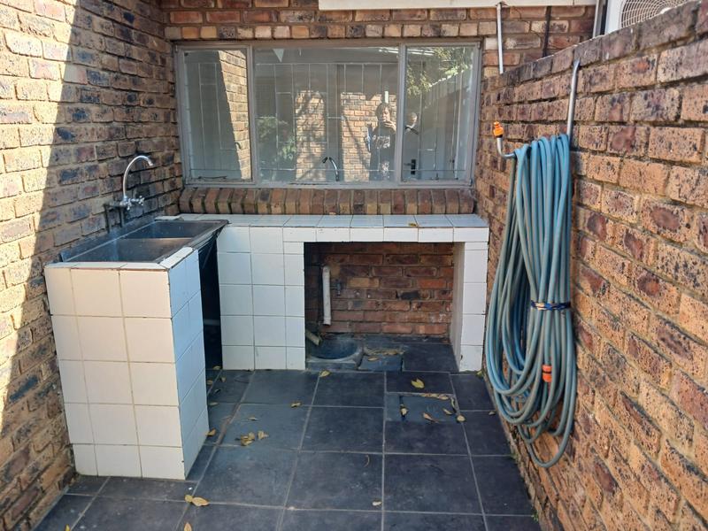 6 Bedroom Property for Sale in Rooihuiskraal Gauteng