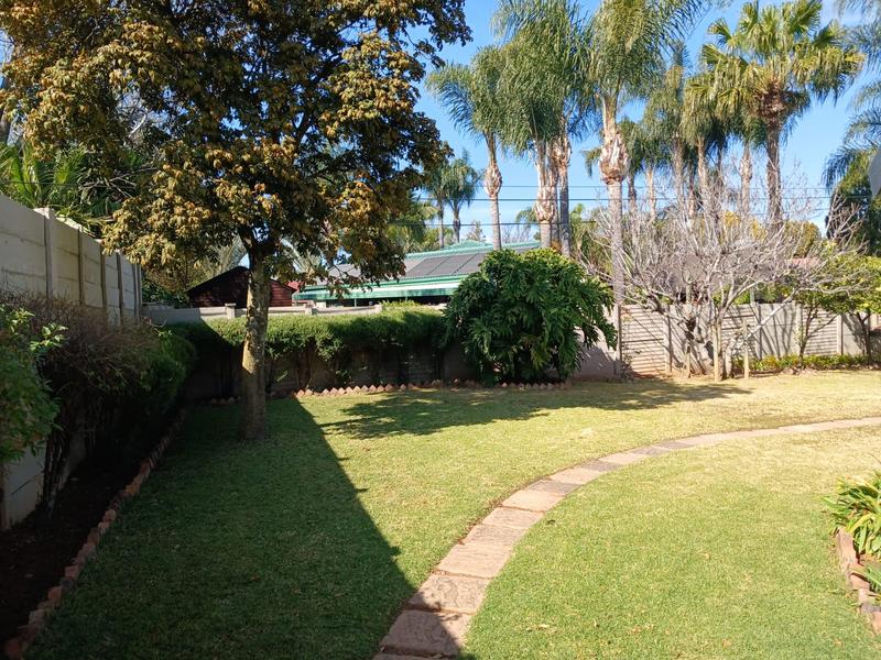 6 Bedroom Property for Sale in Rooihuiskraal Gauteng
