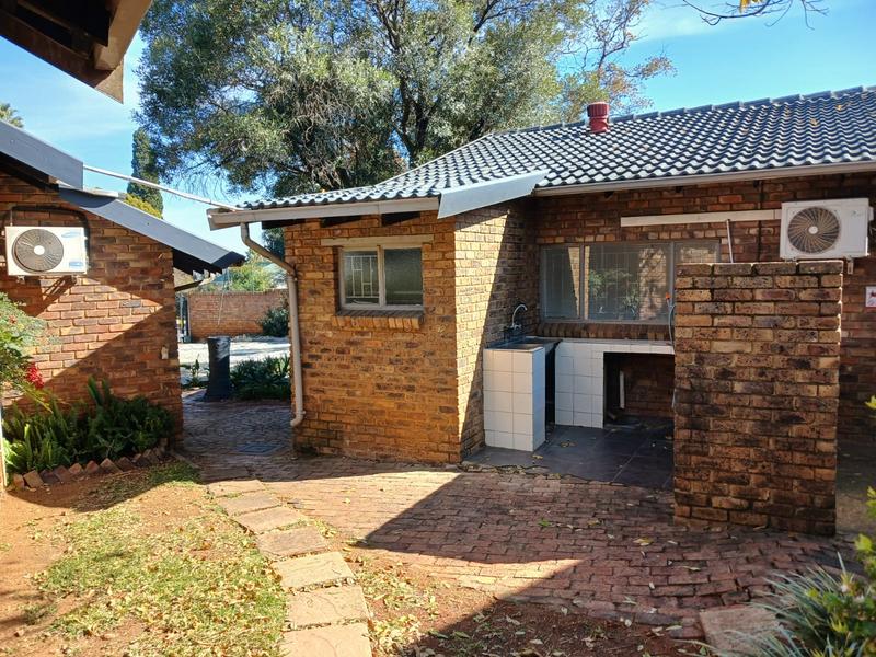 6 Bedroom Property for Sale in Rooihuiskraal Gauteng