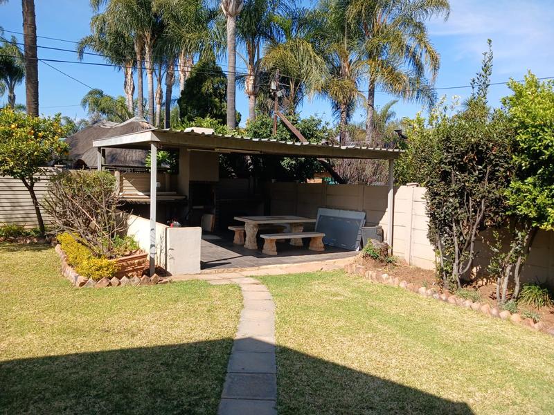 6 Bedroom Property for Sale in Rooihuiskraal Gauteng