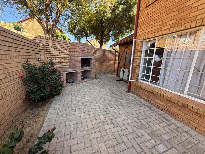 2 Bedroom Property for Sale in The Reeds Gauteng