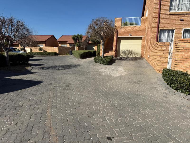 2 Bedroom Property for Sale in The Reeds Gauteng