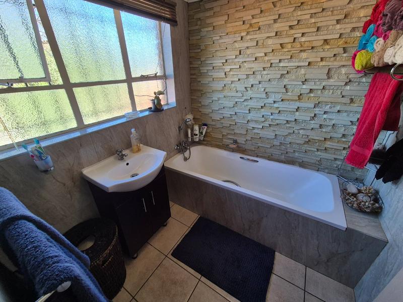 2 Bedroom Property for Sale in Dorandia Gauteng