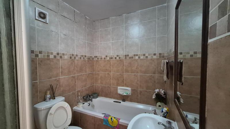 2 Bedroom Property for Sale in Die Hoewes Gauteng