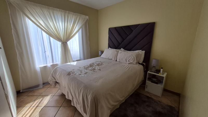 2 Bedroom Property for Sale in Die Hoewes Gauteng