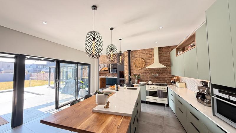 5 Bedroom Property for Sale in Midstream Heights Gauteng