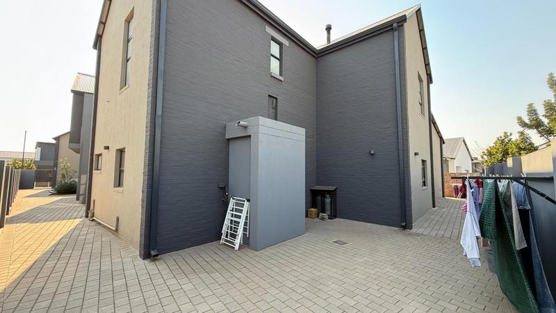 5 Bedroom Property for Sale in Midstream Heights Gauteng