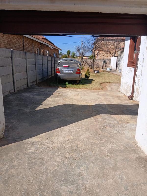 6 Bedroom Property for Sale in Eike Park Gauteng