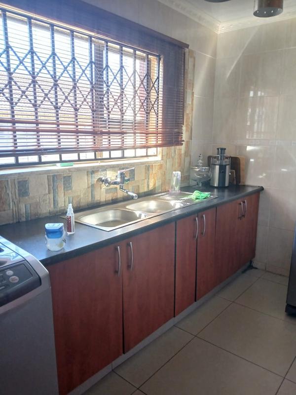 6 Bedroom Property for Sale in Eike Park Gauteng