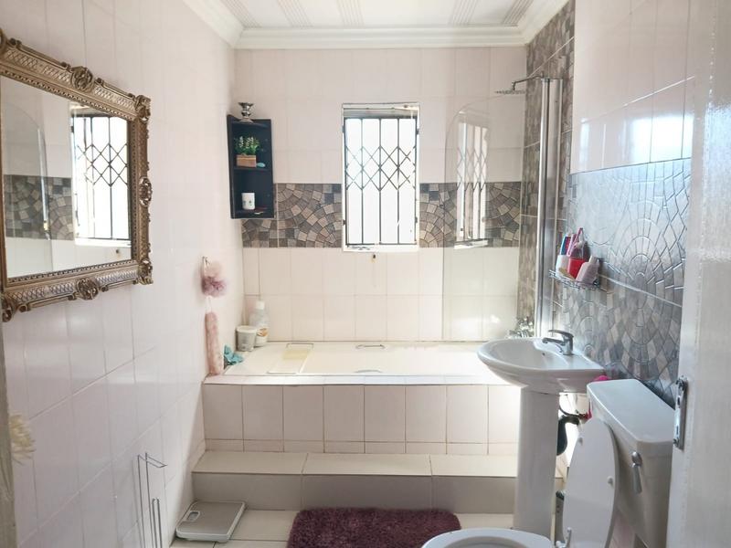 6 Bedroom Property for Sale in Eike Park Gauteng