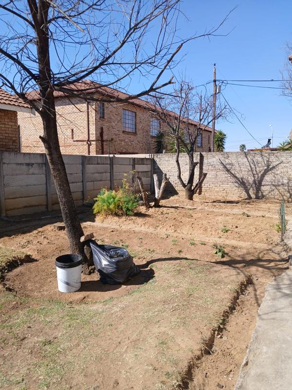 6 Bedroom Property for Sale in Eike Park Gauteng