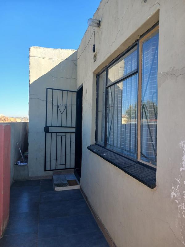 6 Bedroom Property for Sale in Isiphetweni Gauteng