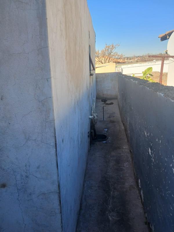 6 Bedroom Property for Sale in Isiphetweni Gauteng