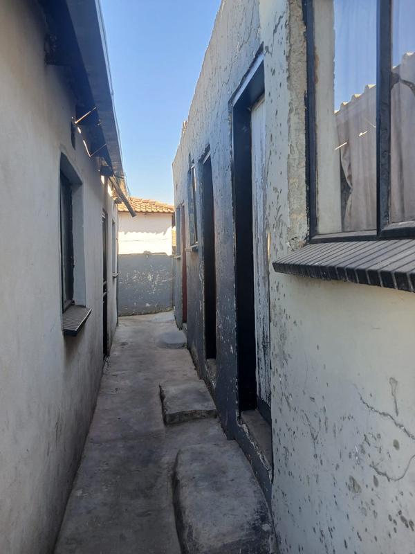 6 Bedroom Property for Sale in Isiphetweni Gauteng