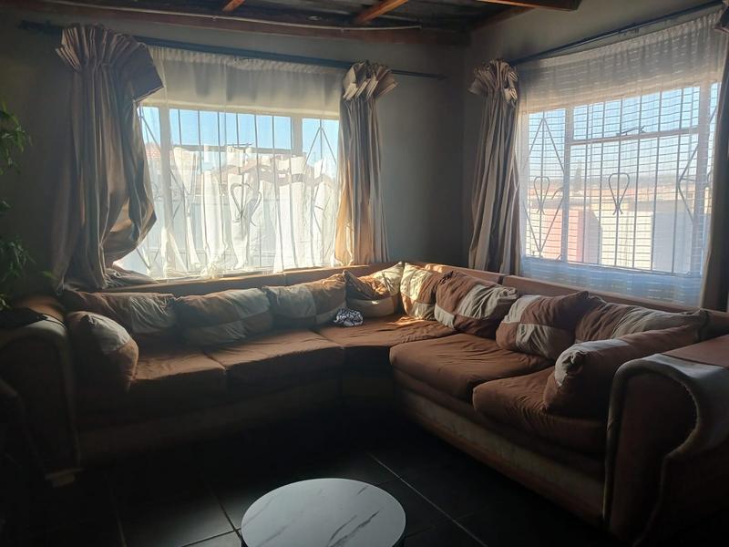 6 Bedroom Property for Sale in Isiphetweni Gauteng