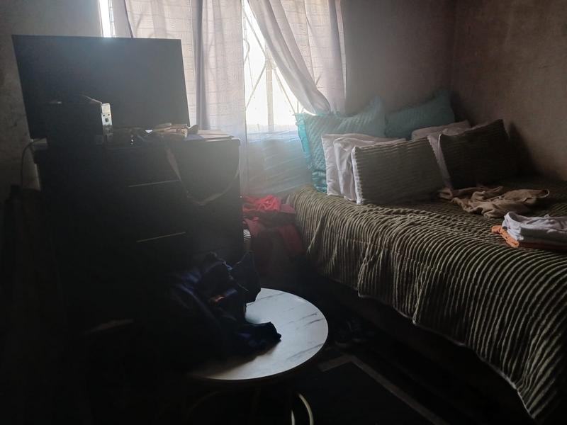 6 Bedroom Property for Sale in Isiphetweni Gauteng