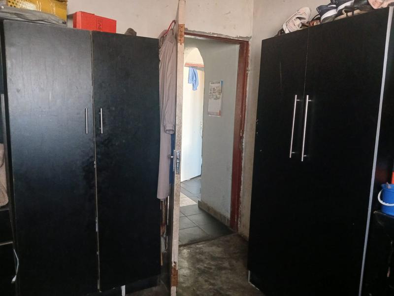 6 Bedroom Property for Sale in Isiphetweni Gauteng