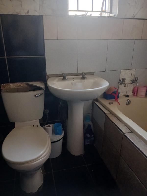 6 Bedroom Property for Sale in Isiphetweni Gauteng