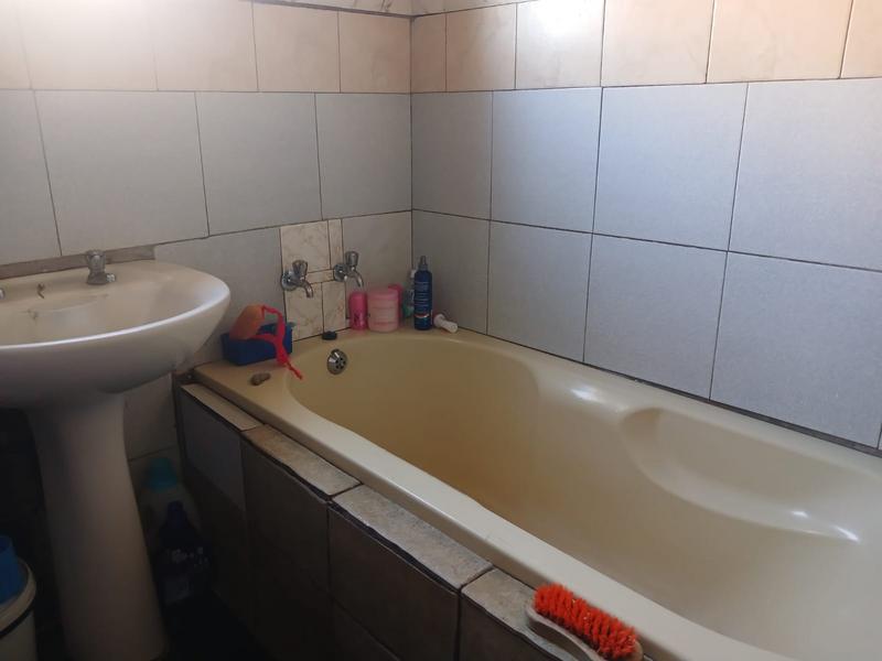 6 Bedroom Property for Sale in Isiphetweni Gauteng