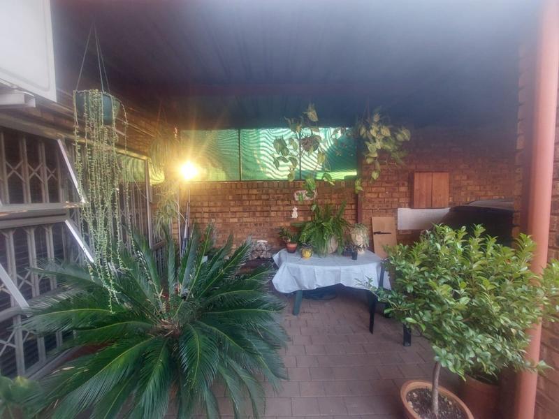 2 Bedroom Property for Sale in Dorandia Gauteng