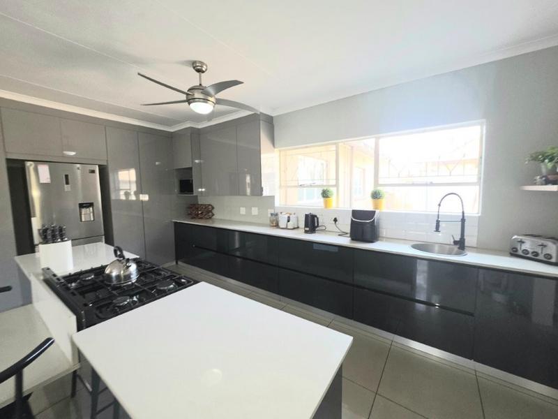 4 Bedroom Property for Sale in Verwoerdpark Gauteng