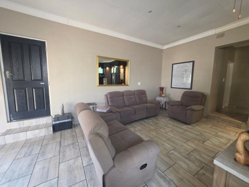 4 Bedroom Property for Sale in Verwoerdpark Gauteng