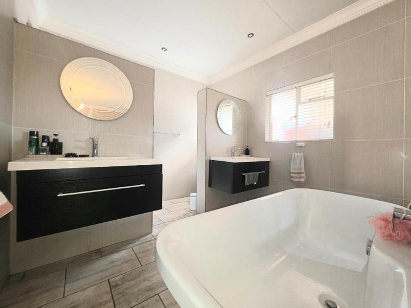 4 Bedroom Property for Sale in Verwoerdpark Gauteng