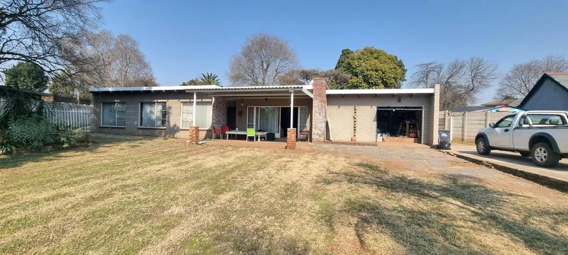5 Bedroom Property for Sale in Wierda Park Gauteng