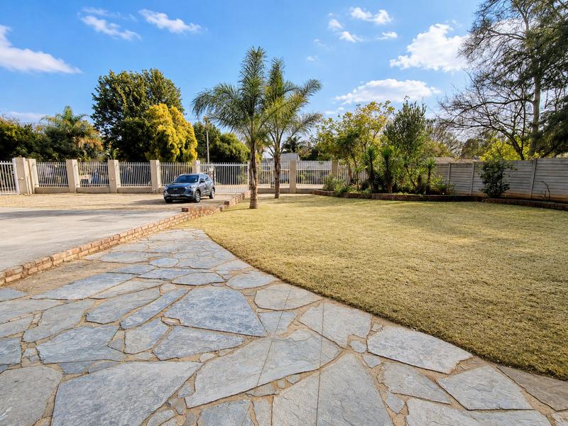 5 Bedroom Property for Sale in Wierda Park Gauteng