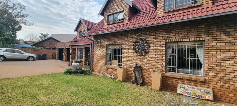 5 Bedroom Property for Sale in Zwartkop Gauteng