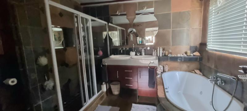 5 Bedroom Property for Sale in Zwartkop Gauteng