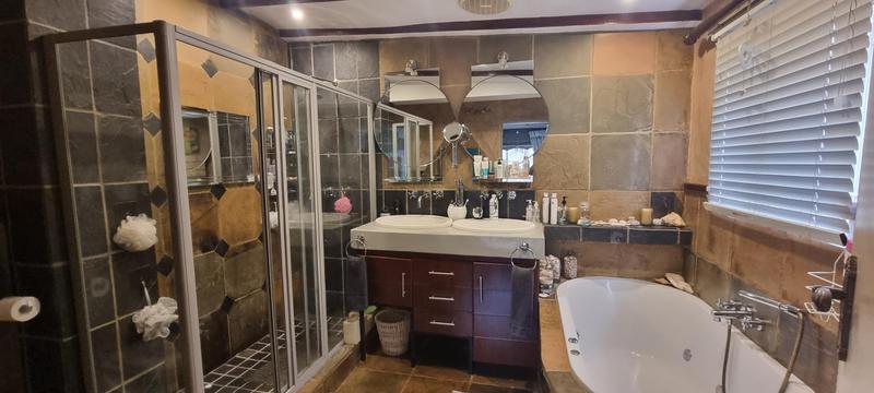 5 Bedroom Property for Sale in Zwartkop Gauteng