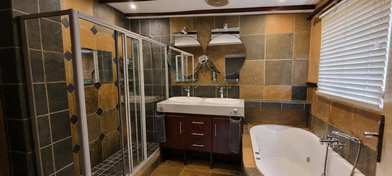 5 Bedroom Property for Sale in Zwartkop Gauteng