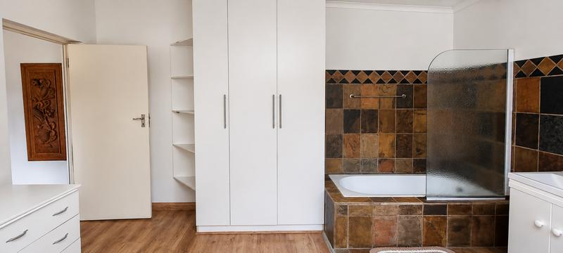 5 Bedroom Property for Sale in Zwartkop Gauteng