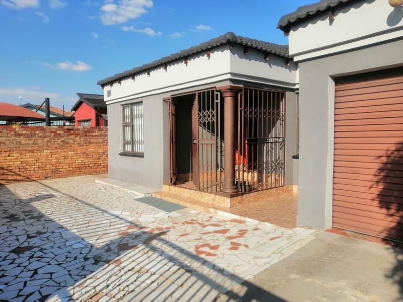 5 Bedroom Property for Sale in Tembisa Central Gauteng