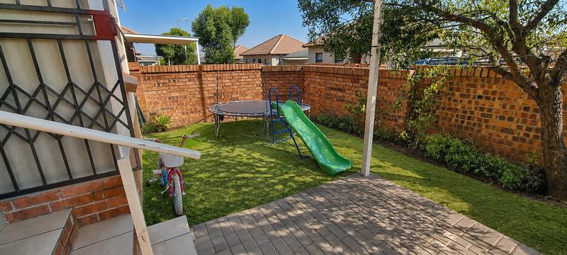 2 Bedroom Property for Sale in The Reeds Gauteng