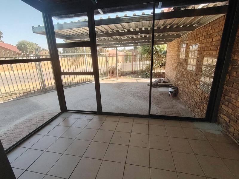 To Let 1 Bedroom Property for Rent in Wierda Park Gauteng