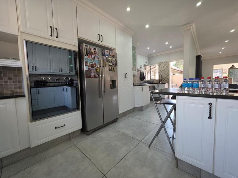 7 Bedroom Property for Sale in Brackenhurst Gauteng