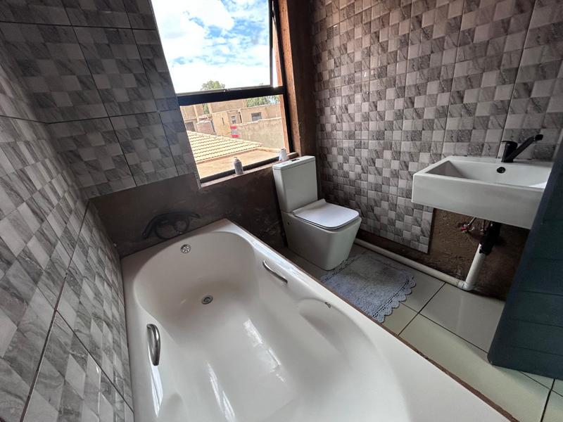 5 Bedroom Property for Sale in Klipfontein Gauteng
